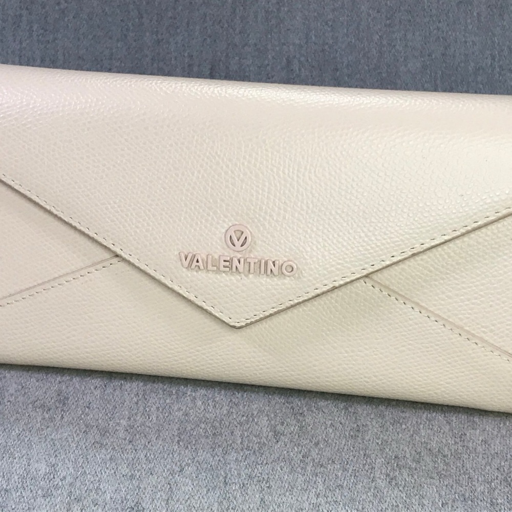 NWOT Mario Valentino crème envelope leather wallet